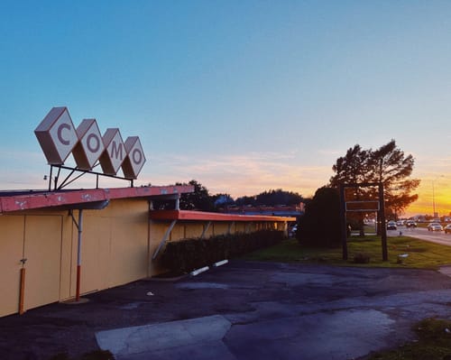15. The Como Motel